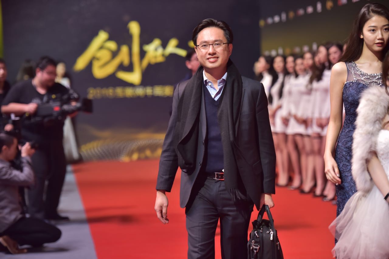 中手游移动科技副董事长、国宏嘉信创始合伙人冼汉迪先生应邀参会并担任颁奖嘉宾